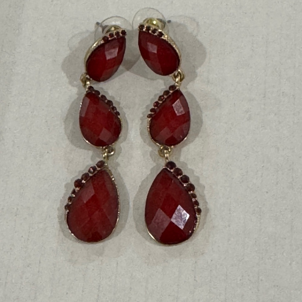 ✨ Red Teardrop Statement Earrings ✨ - Picture 2 of 4
